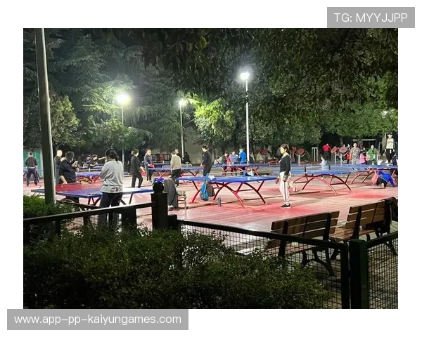 守门员夜间训练反应球，扑救顺序与脚下传球并重训练