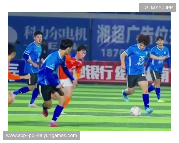 足球记者是否具备系统采访教练和球员的素质，足球采访女记者