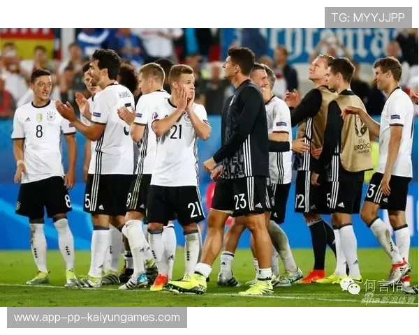 诺伊尔出击至禁区外头球解除险情