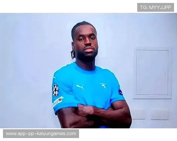 重庆铜梁龙迪马塔反击带球推进，连续两次变向甩开追兵