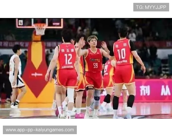 女篮替补席看队友打出进攻高潮，全体自发站起模仿防守动作，女篮player